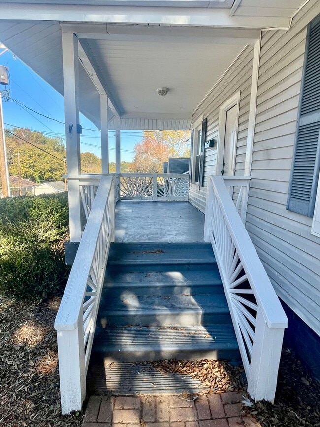 Building Photo - Welcome to this charming 3-bedroom, 1-bathroom home located in the desirable Fort Mill, SC.