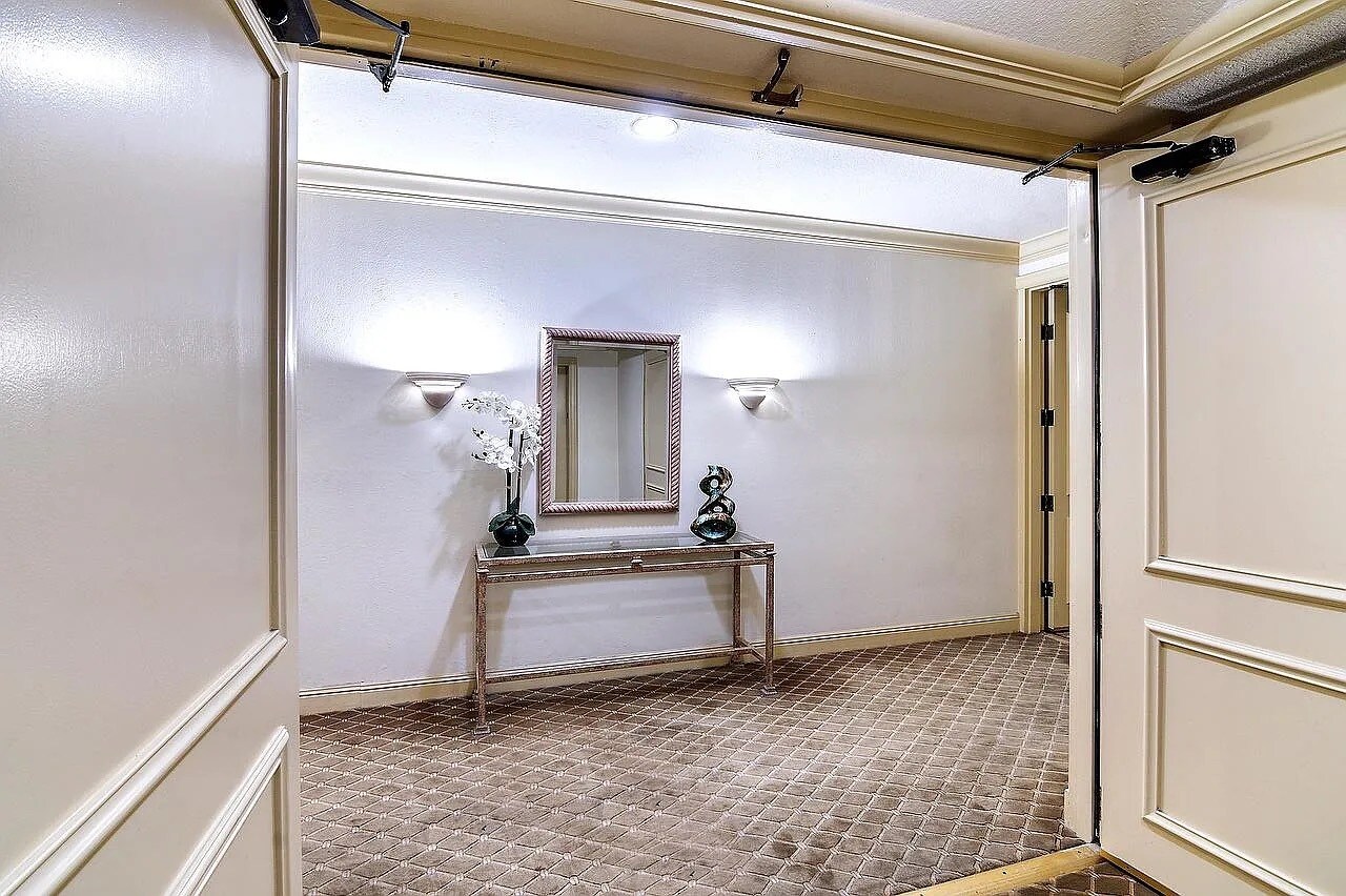 Building Photo - 1650 Veteran Ave