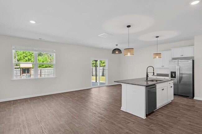 Building Photo - 4 Bedroom 3 Bath Home Located in Shell Pointe at Cobblestone Village in Summerville!