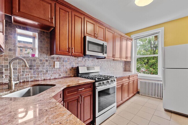 Building Photo - 122 Mallory Ave