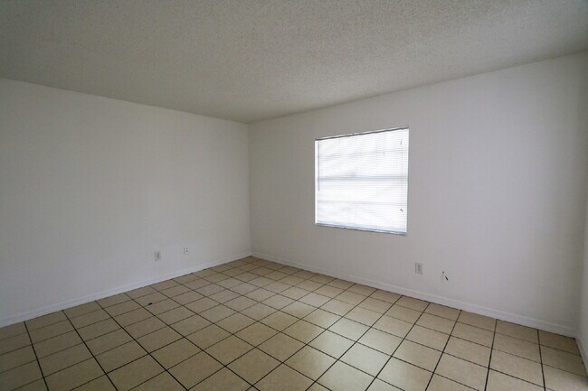Building Photo - Freshly updated 2 bedroom 2 bath villa in ...