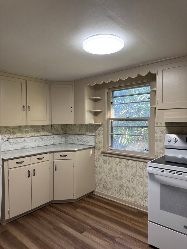 Building Photo - 218 Pine Tree Ave