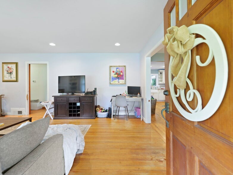 Building Photo - 1870 Briarlake Cir