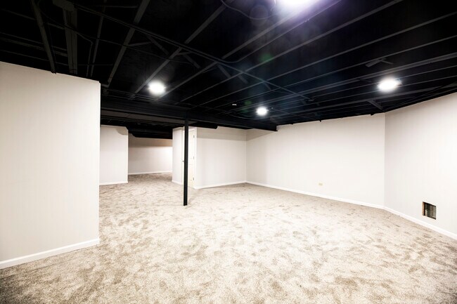 Building Photo - 8444 Dunmore Dr