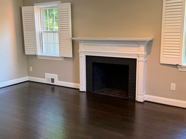 Building Photo - Stunning Home, Great Location, and More!