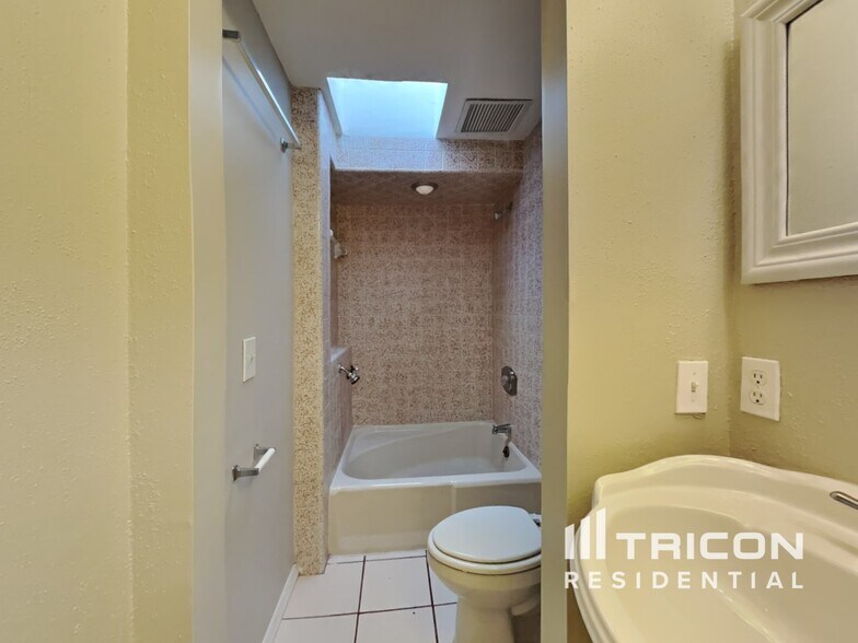 Building Photo - 5025 33rd Terrace N