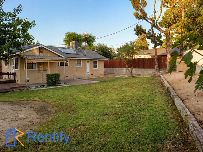 Building Photo - Charming 3bed/2bath Rustic Mid-Century Home