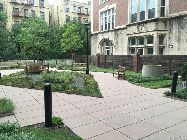 Building Photo - 220 W 148th St