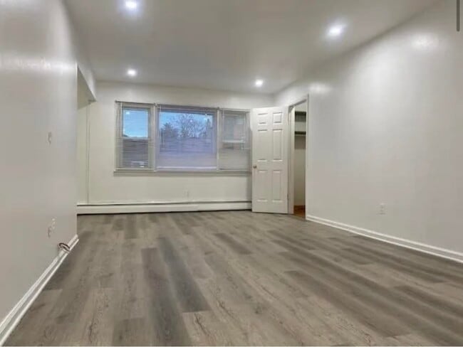 Building Photo - 121 Mallory Ave