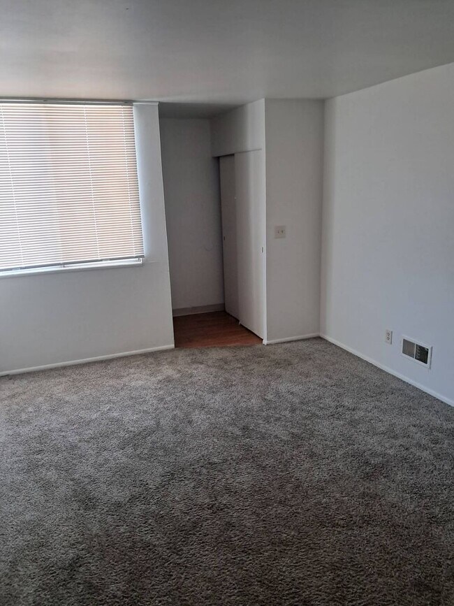 Building Photo - 8836eN95thM