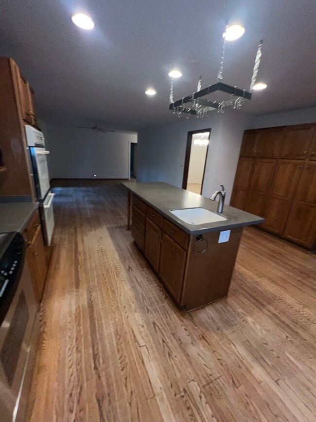 Building Photo - 112 Braemar Dr