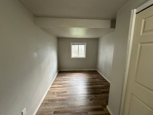 Building Photo - 1010 E 8th St