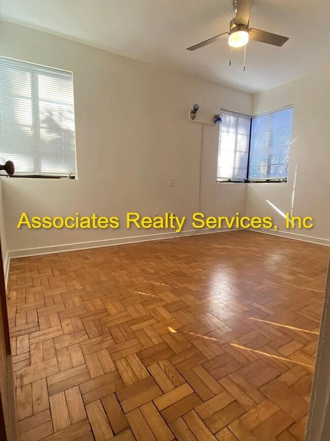 Building Photo - Charming 3 Bedroom w/ study that can be 4th bedroom, 3 Bath Home in Florida Park – Hardwood Floor...