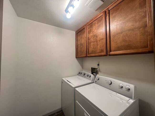 Building Photo - 4303 Horseman Ln