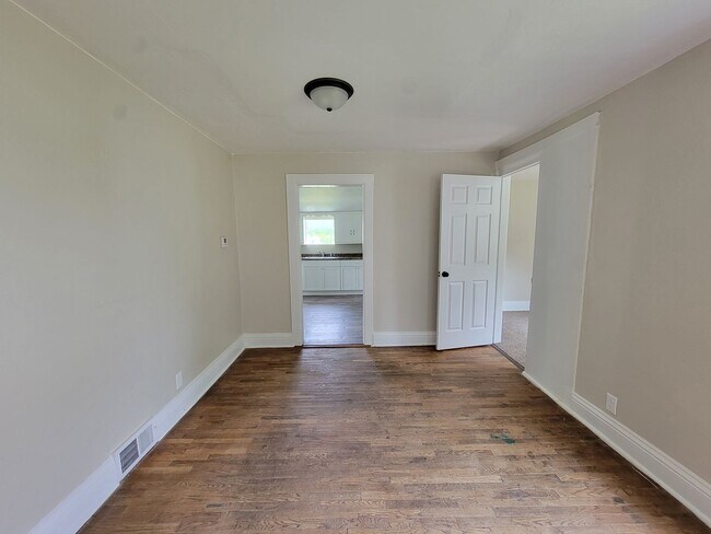 Building Photo - Updated 3-Bedroom, 1-Bathroom Home with Mo...