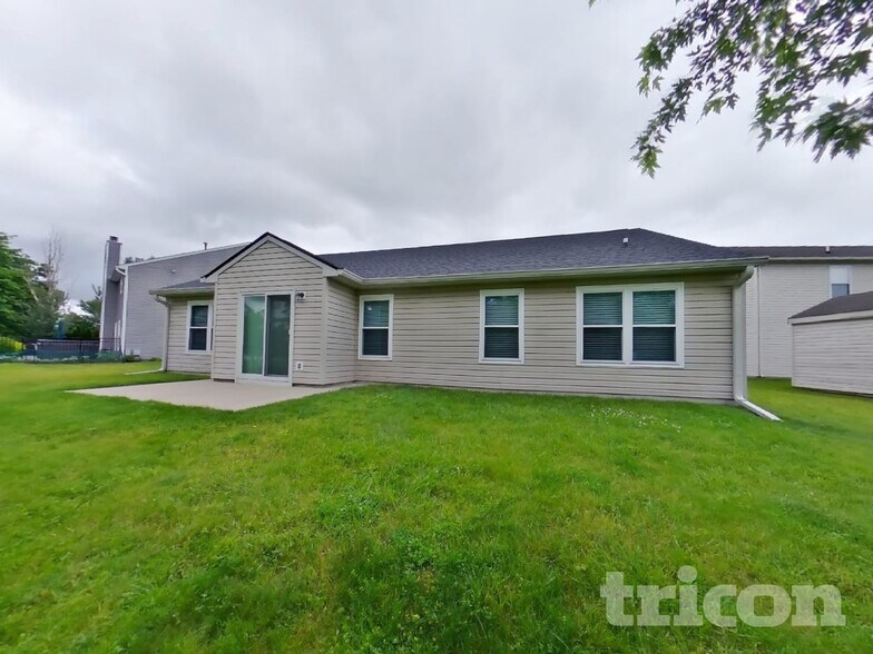Building Photo - 2880 Lakestream Dr