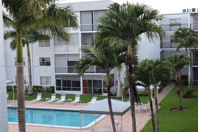 Building Photo - 3000 Sunrise Lakes Dr W