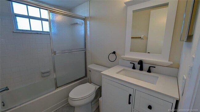 Building Photo - 1563 SE Royal Green Cir