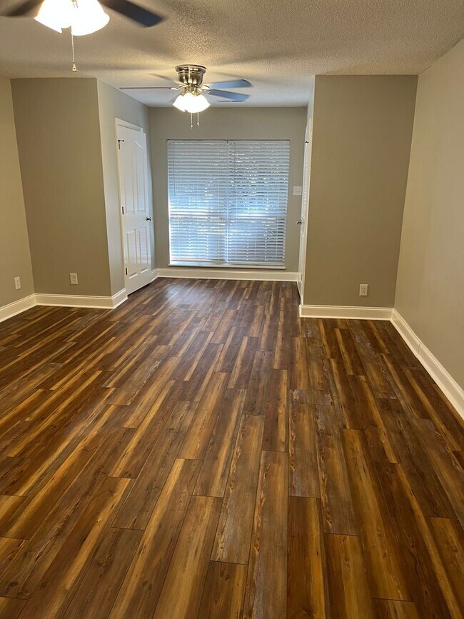 Building Photo - For Rent – Spacious 4-Bedroom Home in Knoxville