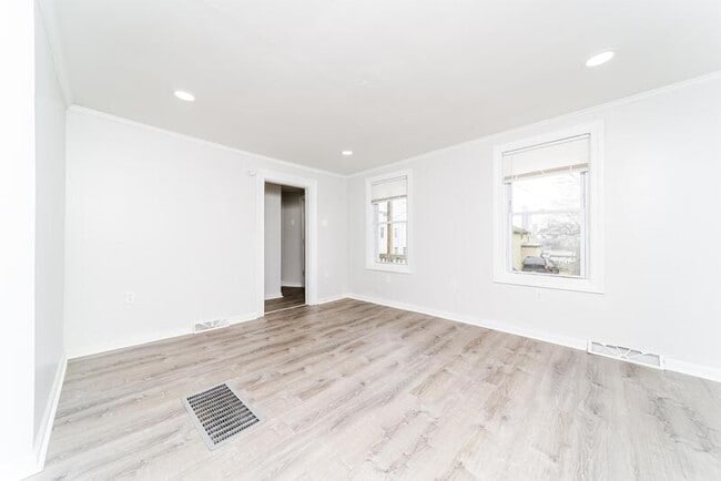 Building Photo - 824 2nd St