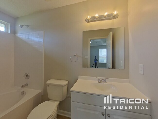 Building Photo - 2612 Fairstone Ave