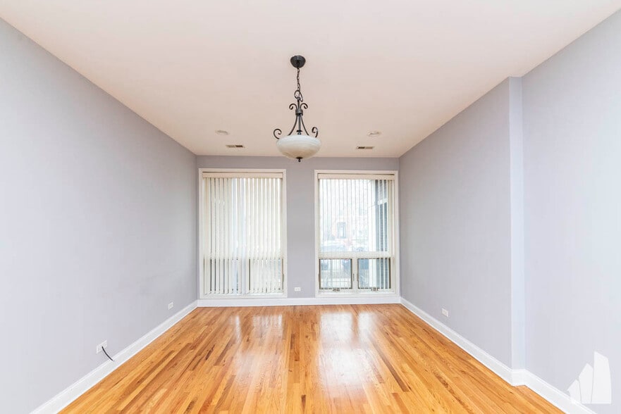 Building Photo - 1133 W Addison St