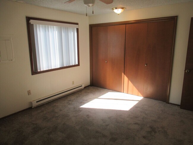 Building Photo - One Bedroom Apartment Close to Downtown