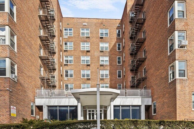 Building Photo - 629 Kappock St
