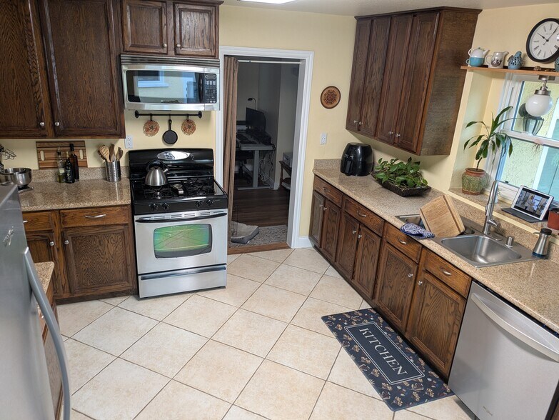 Kitchen - 5762 Olvera Ave