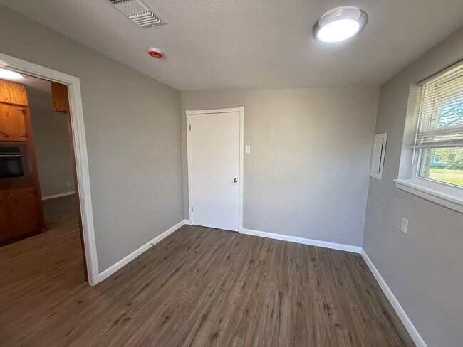 Building Photo - 176 W Sweetbriar Dr