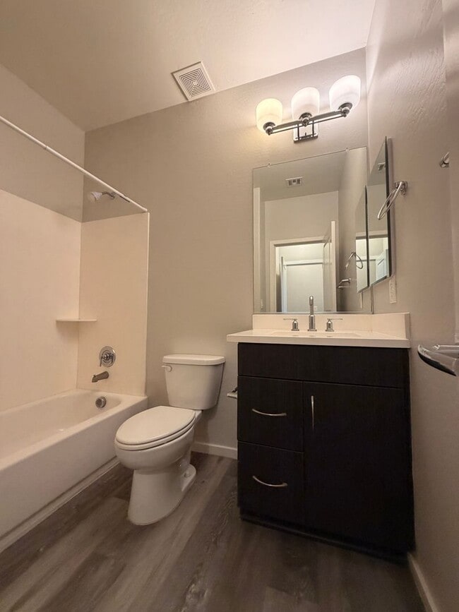 Building Photo - Spacious 3 Bedroom, 2.5 Bath Phoenix Townhome with *New Floors* + *NEW* Paint!