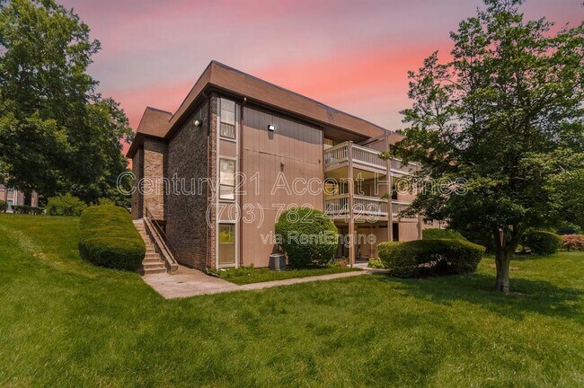 Building Photo - 5805 Royal Ridge Dr