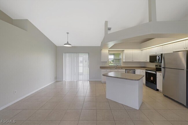 Building Photo - 1529 SW 15th Pl