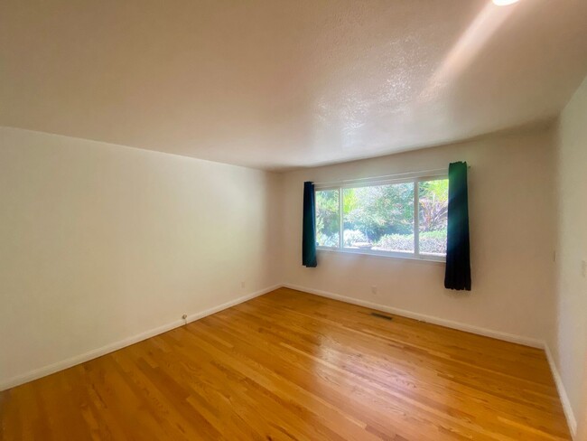 Building Photo - Nice Single Level Home in Moraga Available...