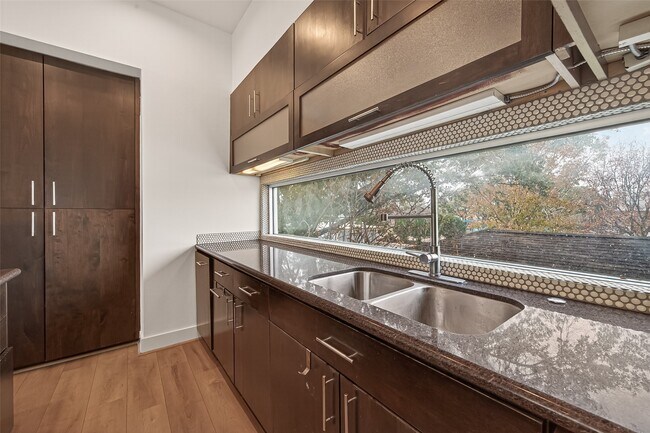 Building Photo - 6014 Fairdale Ln