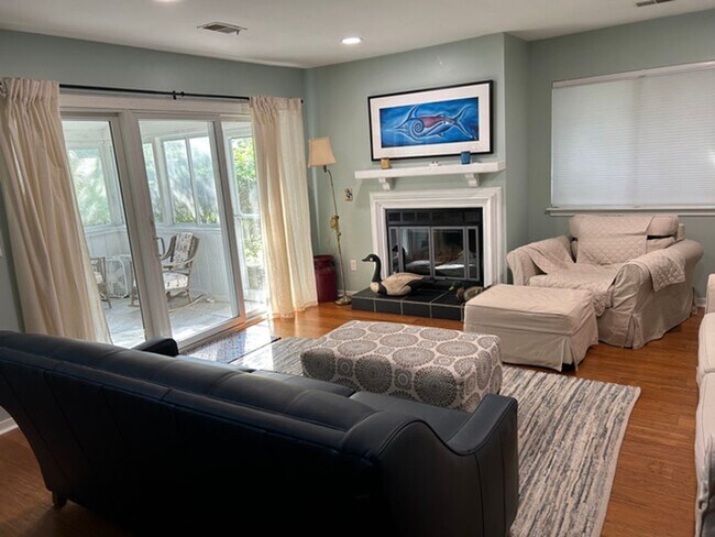Building Photo - Available 8/1. Beautiful FURNISHED End-Unit Townhome in Central Mt Pleasant!