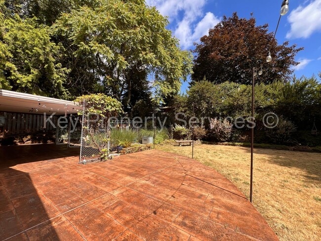 Building Photo - Beautifully Remodeled Gresham Ranch