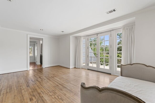 Building Photo - Elegant Living Minutes from the Medical Ce...