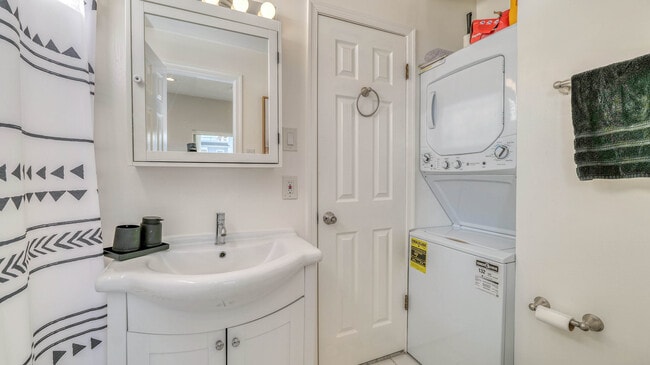 Building Photo - 25 S Surrey Ave