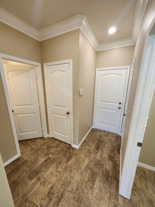 Building Photo - Luxurious 4-Bedroom View Home in Desirable...