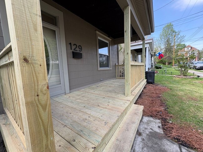 Building Photo - Huge Newly Renovated 4 Bedroom/2 Bath House in Bellevue!