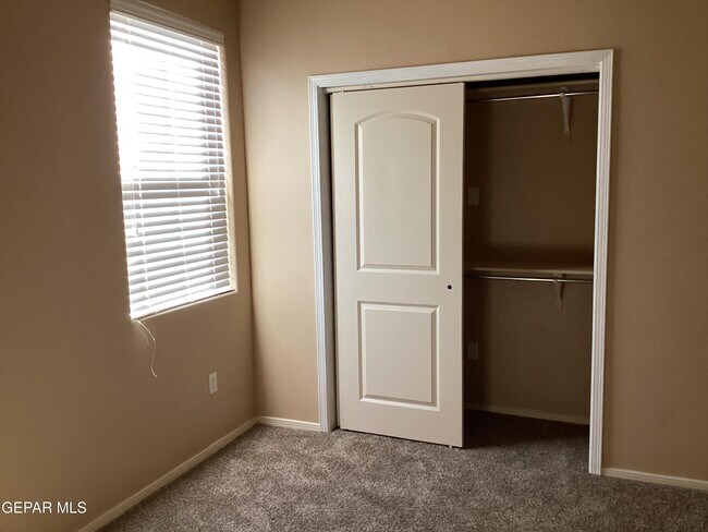 Building Photo - 5511 Grove Dr