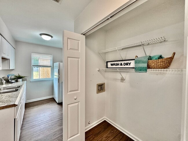 Building Photo - Completely Updated & Ready NOW! New Floori...