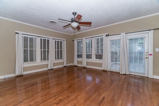 Building Photo - Alamo Heights Cottage