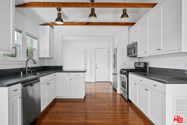 Building Photo - 6217 Poppy Peak Dr