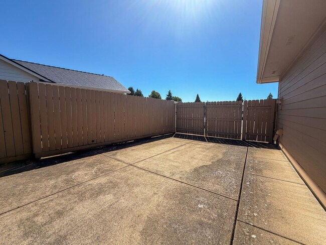 Building Photo - 364 SE Davis Ct