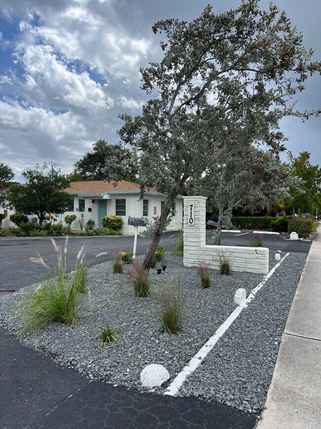 Building Photo - Fully Remodeled 1bed  1bath Apartment w/ Washer & Dryer