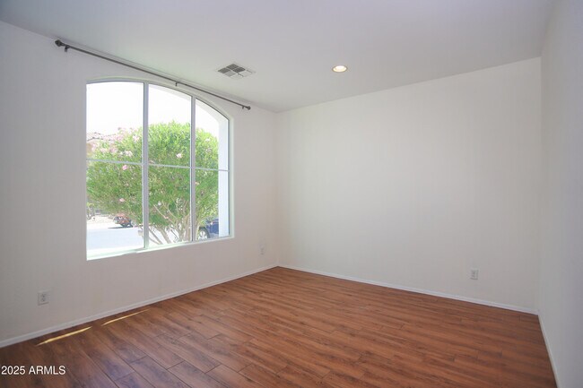 Building Photo - 1090 W Caroline Ln