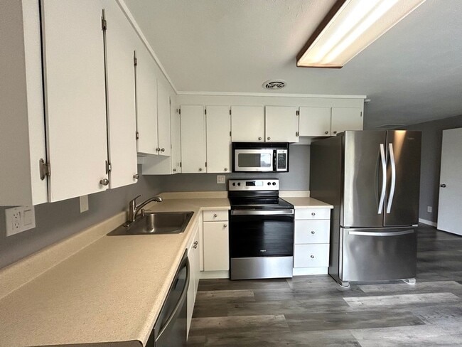 Building Photo - Charming 4 Bedroom Home with Fully Fenced Yard