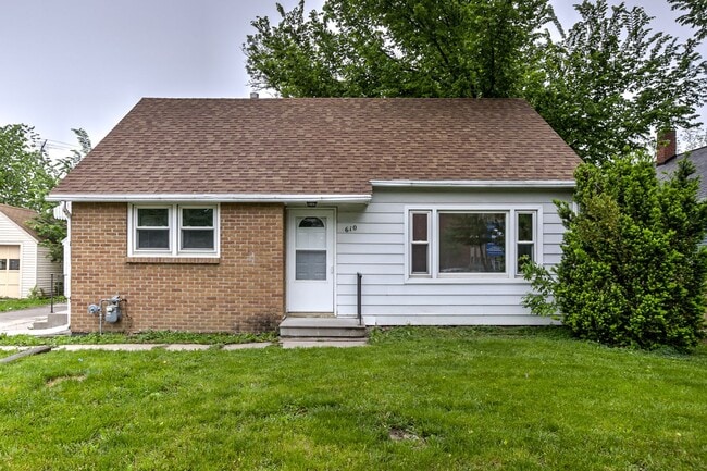 Primary Photo - 4 Bedroom Home